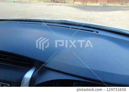 Cracks in the windshield of a car caused by flying stones 129731638