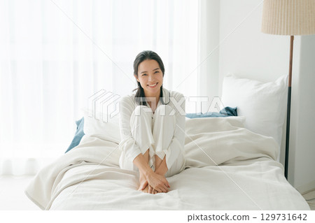 一名穿著睡衣的女人醒來 129731642