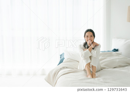 一名穿著睡衣的女人醒來 129731643