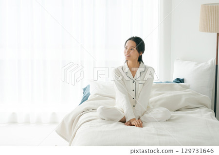 一名穿著睡衣的女人醒來 129731646
