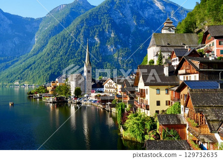 Beautiful lakeside townscape and Alpine scenery of Hallstatt, Austria, a World Heritage Site 129732635