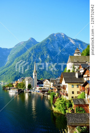 奧地利世界遺產哈爾施塔特美麗的湖畔城鎮景觀和阿爾卑斯山風光 129732642