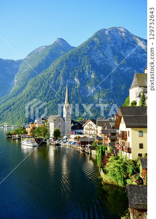 奧地利世界遺產哈爾施塔特美麗的湖畔城鎮景觀和阿爾卑斯山風光 129732643