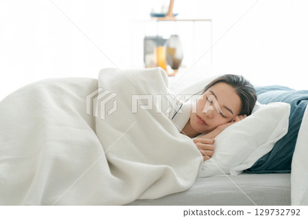 一個睡在床上的年輕女人 129732792