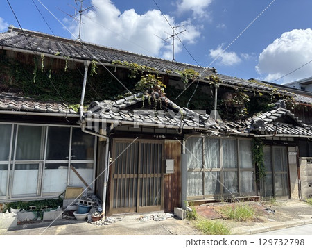 一座廢棄的老房子的圖片 129732798