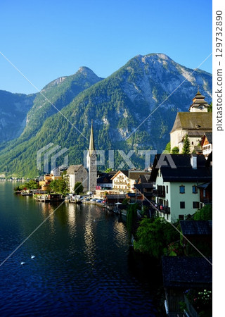 Beautiful lakeside townscape and Alpine scenery of Hallstatt, Austria, a World Heritage Site 129732890
