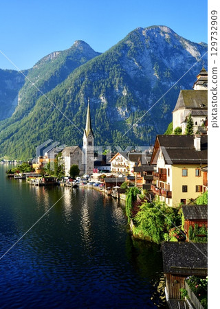 Beautiful lakeside townscape and Alpine scenery of Hallstatt, Austria, a World Heritage Site 129732909