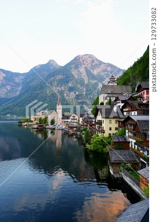 Beautiful scenery of Lake Hallstatt, a World Heritage Site in Austria 129733082
