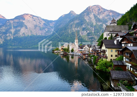 Beautiful scenery of Lake Hallstatt, a World Heritage Site in Austria 129733083