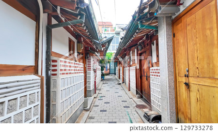 An alley lined with Korean hanok houses 129733278