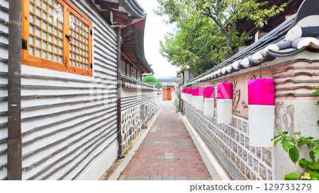 An alley lined with Korean hanok houses 129733279
