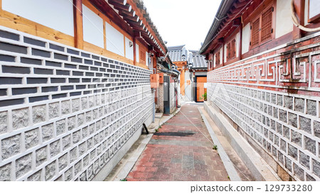 An alley lined with Korean hanok houses 129733280