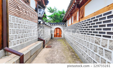 An alley lined with Korean hanok houses 129733281