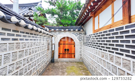 An alley lined with Korean hanok houses 129733282