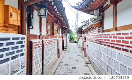 An alley lined with Korean hanok houses 129733289