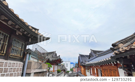 An alley lined with Korean hanok houses 129733291