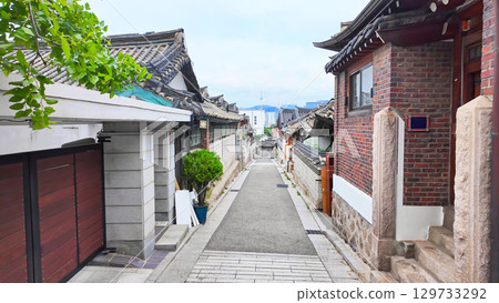 An alley lined with Korean hanok houses 129733292