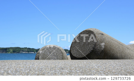 Tetrapot and the sea 129733726