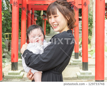 [媽媽、寶寶參拜神社、紅色鳥居] 129733748