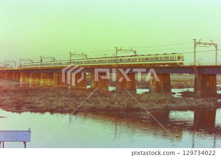 小田急電鐵，8輛第一代5000系和2400系列車行駛在舊玉川橋上，1979年1月6日 129734022