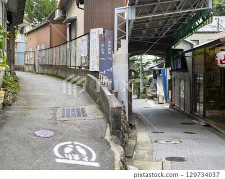 畫著「停！」的小巷風景 129734037