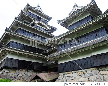 國寶從松本城堡的底部抬起頭來 國寶從松本城堡的底部抬起頭來 129734101