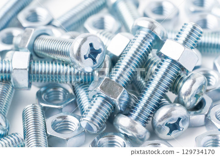 盤頭螺絲(十字槽)和螺母 盤頭螺絲(十字槽)和螺母 129734170