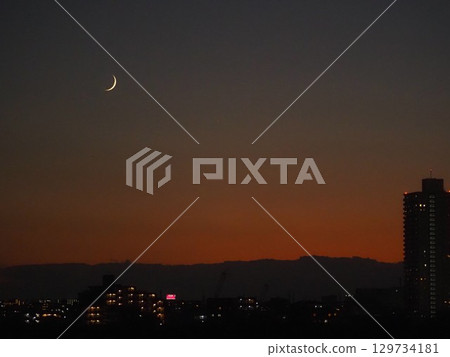 2.6 天大的月亮漂浮在夜空中 2.6 天大的月亮漂浮在夜空中 129734181