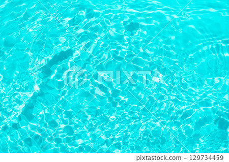 清爽的藍色水面 129734459