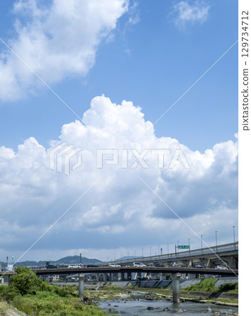 A view of the Inagawa River under the summer sky 129734712