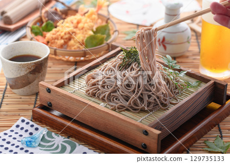 天婦羅蕎麥麵配冰啤酒。夏季日式午餐。 Zaru蕎麥麵配天婦羅。適用於廣告、菜單和餐廳。 129735133