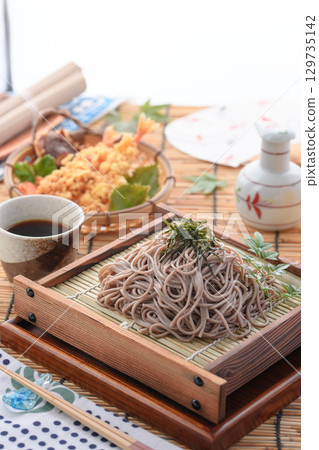 天婦羅蕎麥麵配冰啤酒。夏季日式午餐。 Zaru蕎麥麵配天婦羅。適用於廣告、菜單和餐廳。 天婦羅蕎麥麵配冰啤酒。夏季日式午餐。 Zaru蕎麥麵配天婦羅。適用於廣告、菜單和餐廳。 129735142