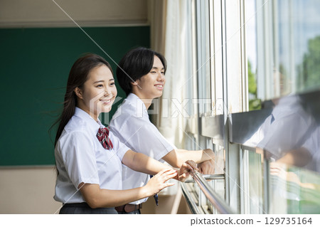男女高中生望著教室窗外 129735164