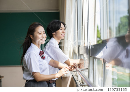 男女高中生望著教室窗外 男女高中生望著教室窗外 129735165