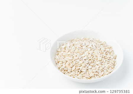 白色背景盤裡的捲大麥 129735381