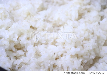 剛煮好的米飯的照片 剛煮好的米飯的照片 129735537