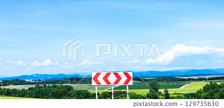 北海道夏日風景,湛藍的天空和一分為二的路標 北海道夏日風景,湛藍的天空和一分為二的路標 129735630