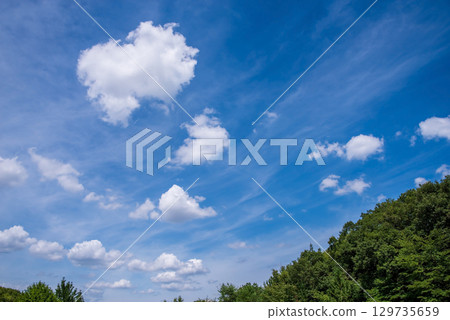 宜人的藍天和白雲[風景/背景素材] 129735659
