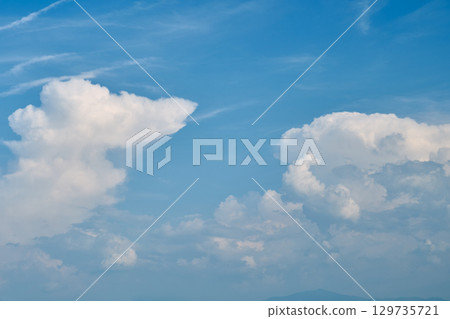 Summer sky background material. White clouds floating in the blue sky 129735721