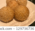 香噴噴的油炸中國芝麻餃子特寫 129736736