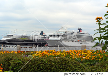 從山下公園望去，橫濱大棧橋碼頭停泊著豪華遊輪「飛鳥三號」和「飛鳥二號」。 129737440