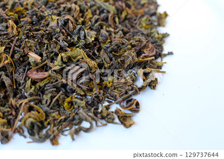Close-up of dried oolong tea leaves 129737644