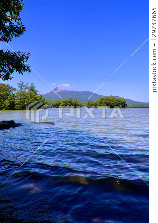 從大沼湖環路（北海道七飯町）眺望大沼湖與駒岳 129737665