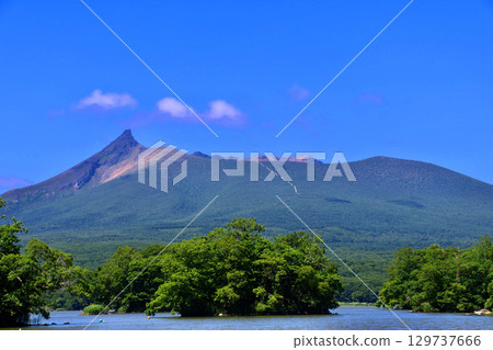 從大沼湖環路（北海道七飯町）眺望大沼湖與駒岳 129737666