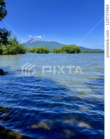 從大沼湖環路（北海道七飯町）眺望大沼湖與駒岳 129737668