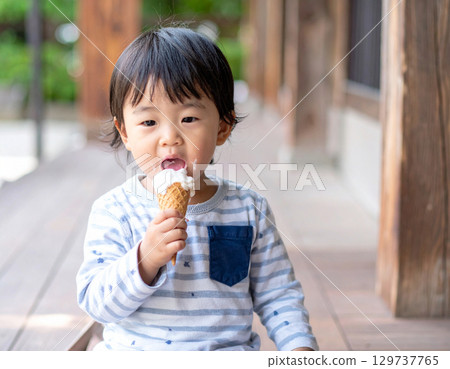 孩子們吃軟奶油 129737765