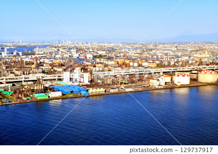 View of the Keihin Industrial Zone (Ukishima) and Yokohama Minato Mirai area (Kawasaki City, Kanagawa Prefecture) [July 2025] 129737917