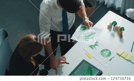 Professional business man present sustainable idea to manager. Alimentation. 129738716