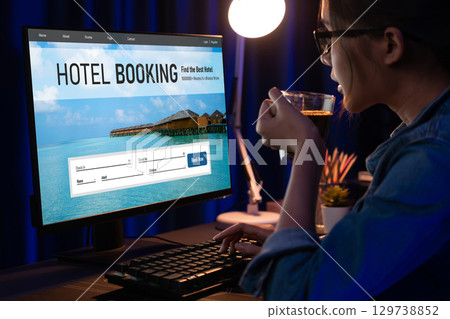 Online hotel accommodation booking website provide brisk reservation system 129738852