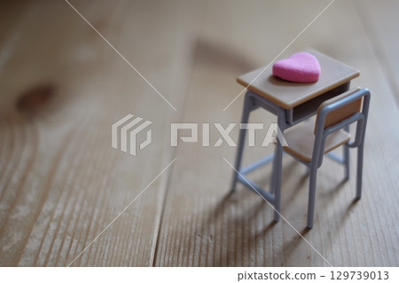 用紙黏土製作的心形和書桌 129739013